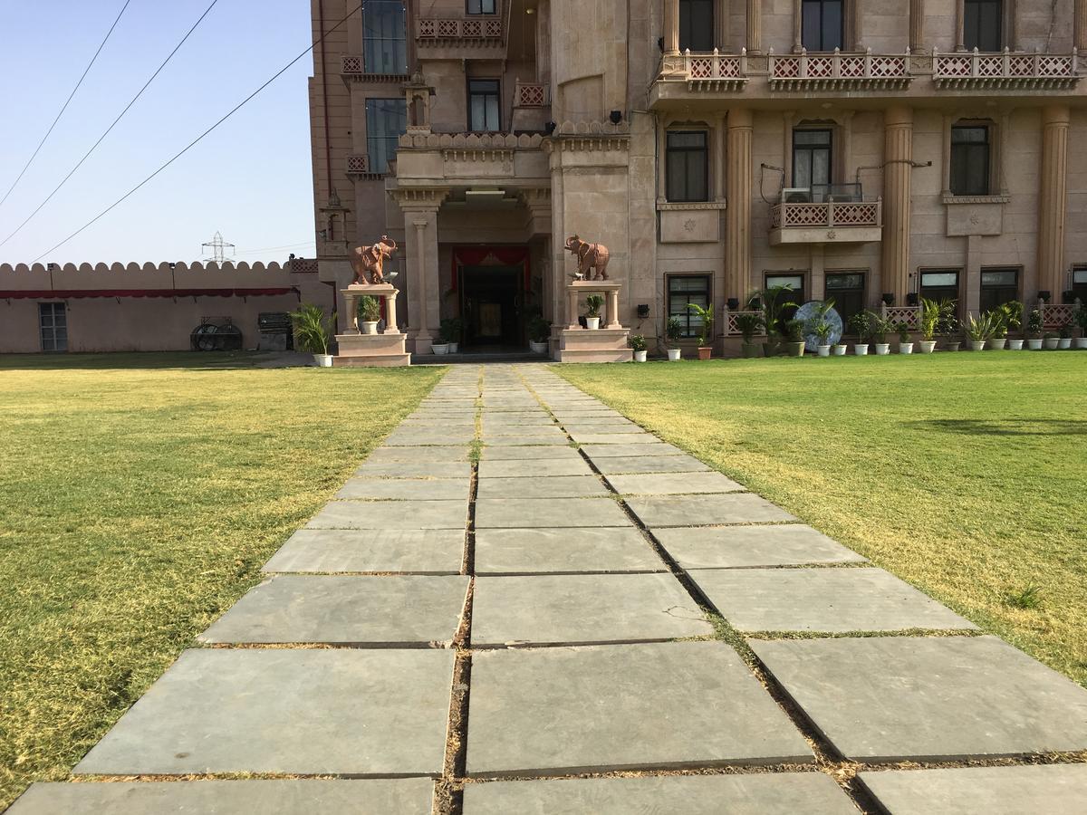 Kailash Presidency Hotel Bhopal Bagian luar foto
